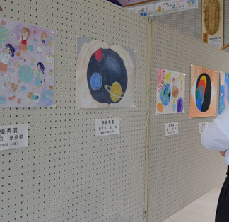 宇宙テーマに　夢など描く　絵画コンテスト作品展(2019-10-16)