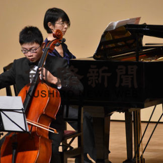 ソロコンサートでバイオリンやチェロ披露(2019-12-16)