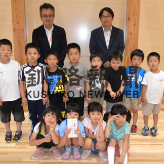 「絵本に興味持って」　保育所に図書カード　建設業協会が寄贈(2019-08-09)