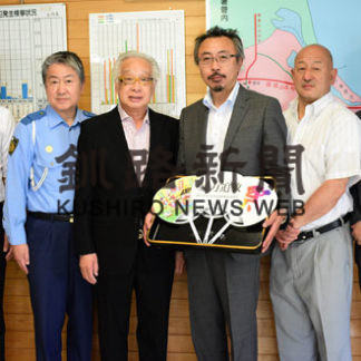 「暴力追放うちわ」５００枚を寄贈(2019-08-08)