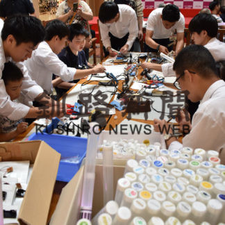 釧工業高生　子供たちに製作の楽しさ伝える　(2019-08-19)