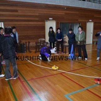 フロアカーリングで和気あいあい(2020-01-29)