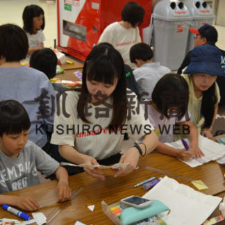 児童らが短大生との工作を楽しむ(2019-08-10)