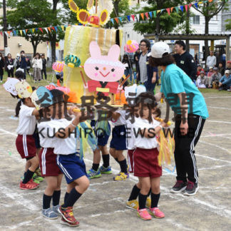 年中年少の遊戯手づくりみこし登場釧路カトリック幼稚園(2019-07-10)