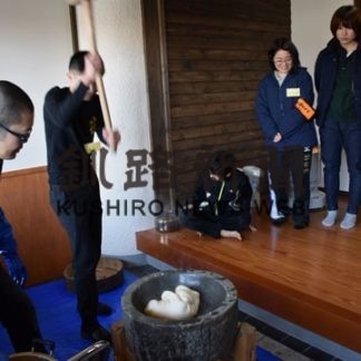 元町おてら食堂、餅つき大盛況(2020-01-22)