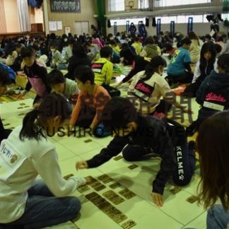 児童２８４人、百人一首で交流(2020-01-12)