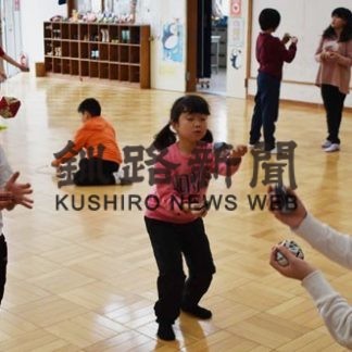 昔遊びで子供たちと高齢者が交流(2020-01-19)