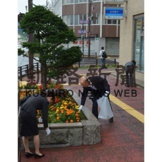 役職員２０人余り　北大通を清掃　北洋銀行釧路中央支店(2019-08-23)