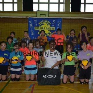 バレーボールを寄贈　建築業ワイズ(2019-08-03)