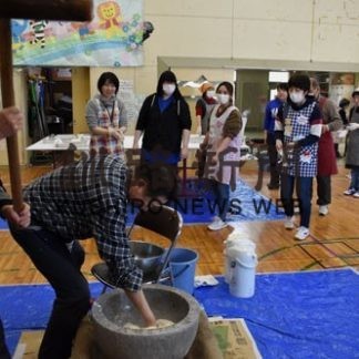 餅つき会で親睦深める　鶴野児童センター母親クラブ(2020-01-26)