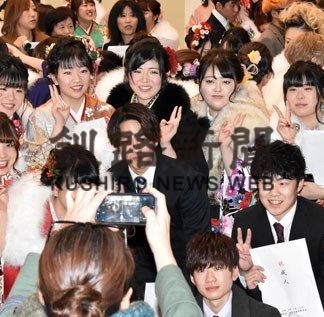 新成人晴れやか、式典に161人(2020-01-15)_1