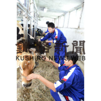 乳牛の世話やソーセージ作り　中学生体験入学(2019-08-30)