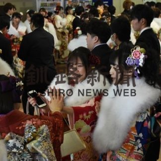 釧根８市町村で成人式、釧路市１１０６人出席(2020-01-13)