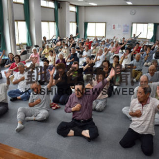 ワッハッハ体操で　気持ち、体若返り　愛国地区老人大学(2019-08-30)