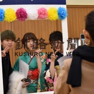 新成人晴れやか、式典に161人(2020-01-15)_3