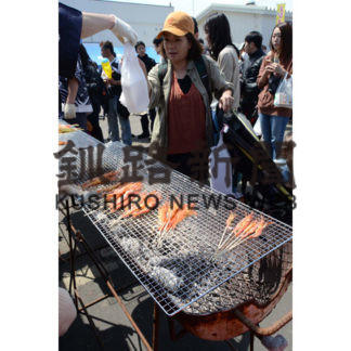 大勢の来場者　海産物を堪能　えびまつり(2019-07-02)