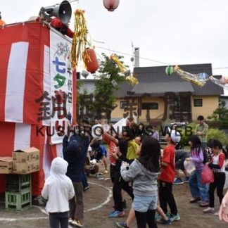 お菓子、餅まきに　会場が盛り上がる　愛国千代田町内会(2019-08-16)