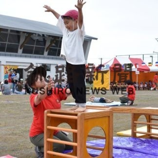園児ら元気に「竹渡り」(2019-08-23)