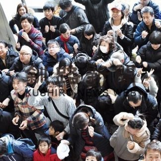 赤いベレーで新春餅まき(2020-01-03)