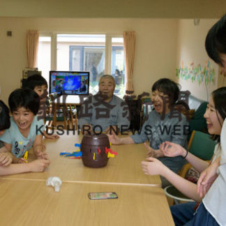 愛の家グループホーム　カードゲームで交流(2019-08-28)