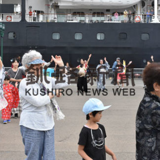 クルーズ船客と盆踊り(2019-08-19)