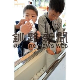 アイス詰め放題　工場祭で好評　べつかい乳業(2019-08-20)