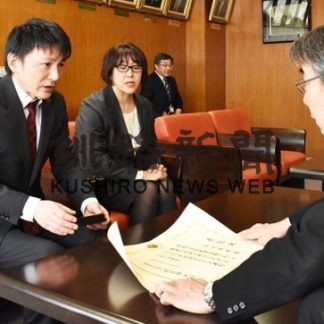 田崎教諭が文科大臣表彰受賞報告(2020-01-18)