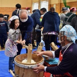 武佐児童センターで餅つき会(2020-02-05)