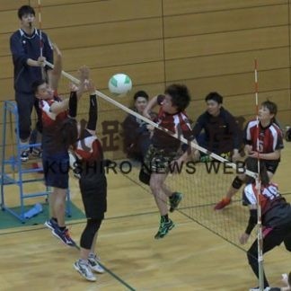 ソフトバレー、ネット挟み熱戦(2020-02-23)