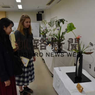 華道家元池坊の　会員らの力作並ぶ　きょうまで花展(2019-07-13)