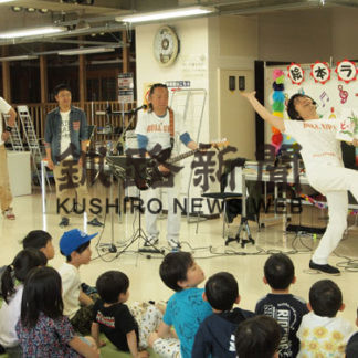 絵本読み聞かせに笑顔 父の日イベント(2019-06-03)