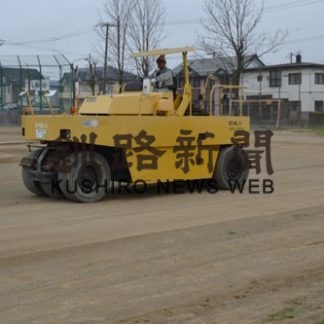 グラウンドきれいに　三ッ輪建設工業が整備(2019-05-19)