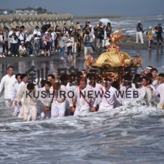海中みこし勇壮　白糠厳島神社例大祭(2019-07-29)