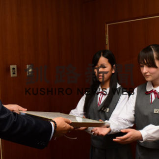 釧新図書　啓雲中贈呈(2019-07-13)