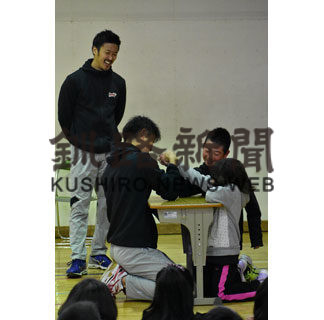 クレインズ選手と力勝負 阿寒湖小で交流(2019-06-14)