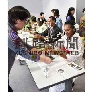 研修外国人ら和装で生け花に挑戦(2020-02-14)