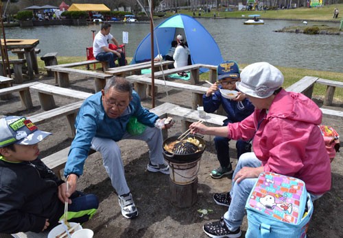 多くの親子、家族連れでにぎわう GW鶴居運動広場(2019-05-04)