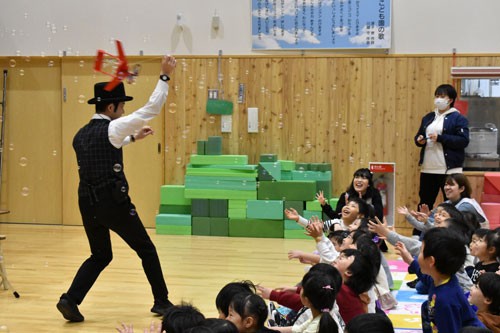 パフォーマーのマジックに園児くぎ付け(2020-02-07)