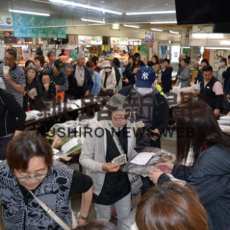 和商市場で◯得袋　多くの買い物客　(2019-06-15)