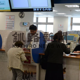 連休中に一部開庁　職員ら窓口対応　釧路市役所(2019-05-05)