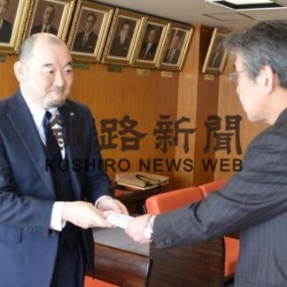 三ッ輪運輸が市と財団に１００万円ずつ寄付(2020-02-29)