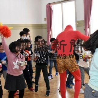 放課後教室で児童と高齢者交流(2020-02-06)