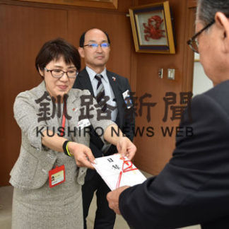 市内の小中学１５校に　スポーツ用品を寄贈　住友生保根室支部(2019-06-07)