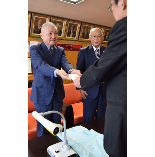 児童の交通安全願い 指導用機器など寄贈 釧根自動車協会(2019-07-21)