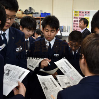 新聞記事を授業に活用 付属中でＮＩＥセミナー(2019-06-27)