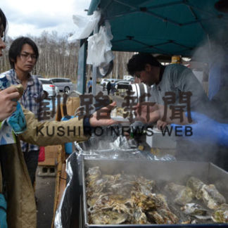 カキやツブ求め列　フェアにぎわう　道の駅「摩周温泉」(2019-05-05)