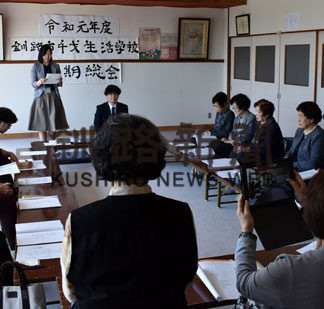 手作り交通安全鈴、児童に 千歳生活学校(2019-06-06)