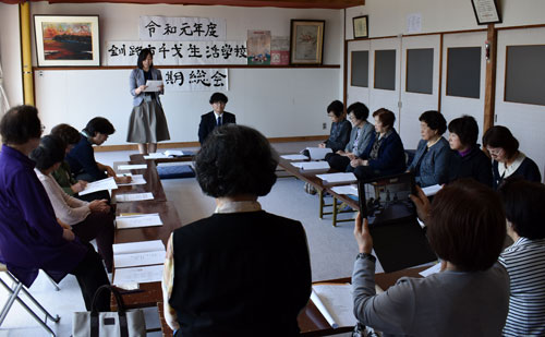 手作り交通安全鈴、児童に 千歳生活学校(2019-06-06)