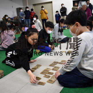 小中生、気合込め木札取り合う─下の句かるた大会(2020-02-05)