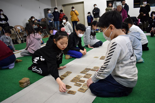 小中生、気合込め木札取り合う─下の句かるた大会(2020-02-05)
